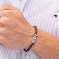 Tommy Hilfiger Printed Cord armbånd i brunt læder vist på håndled