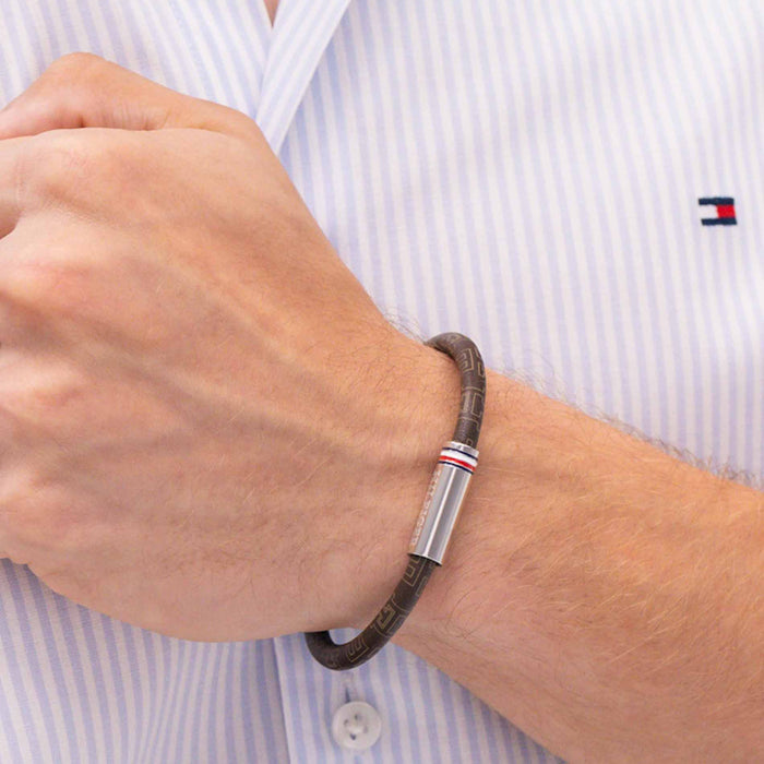 Tommy Hilfiger Printed Cord armbånd i brunt læder vist på håndled