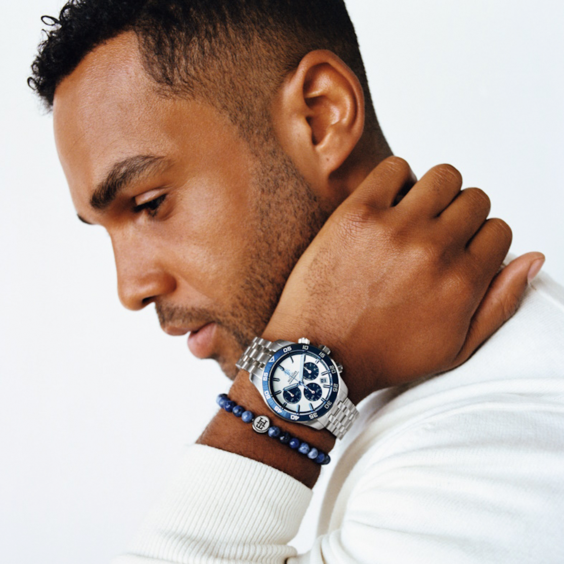 Tommy Hilfiger TH85 Chrono 41 mm herreur båret på håndled med sølvfarvet stållænke 1792157