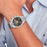 Tommy Hilfiger The Empire 1710812 herreur paa handled med sort og graa urskive og staallaenke