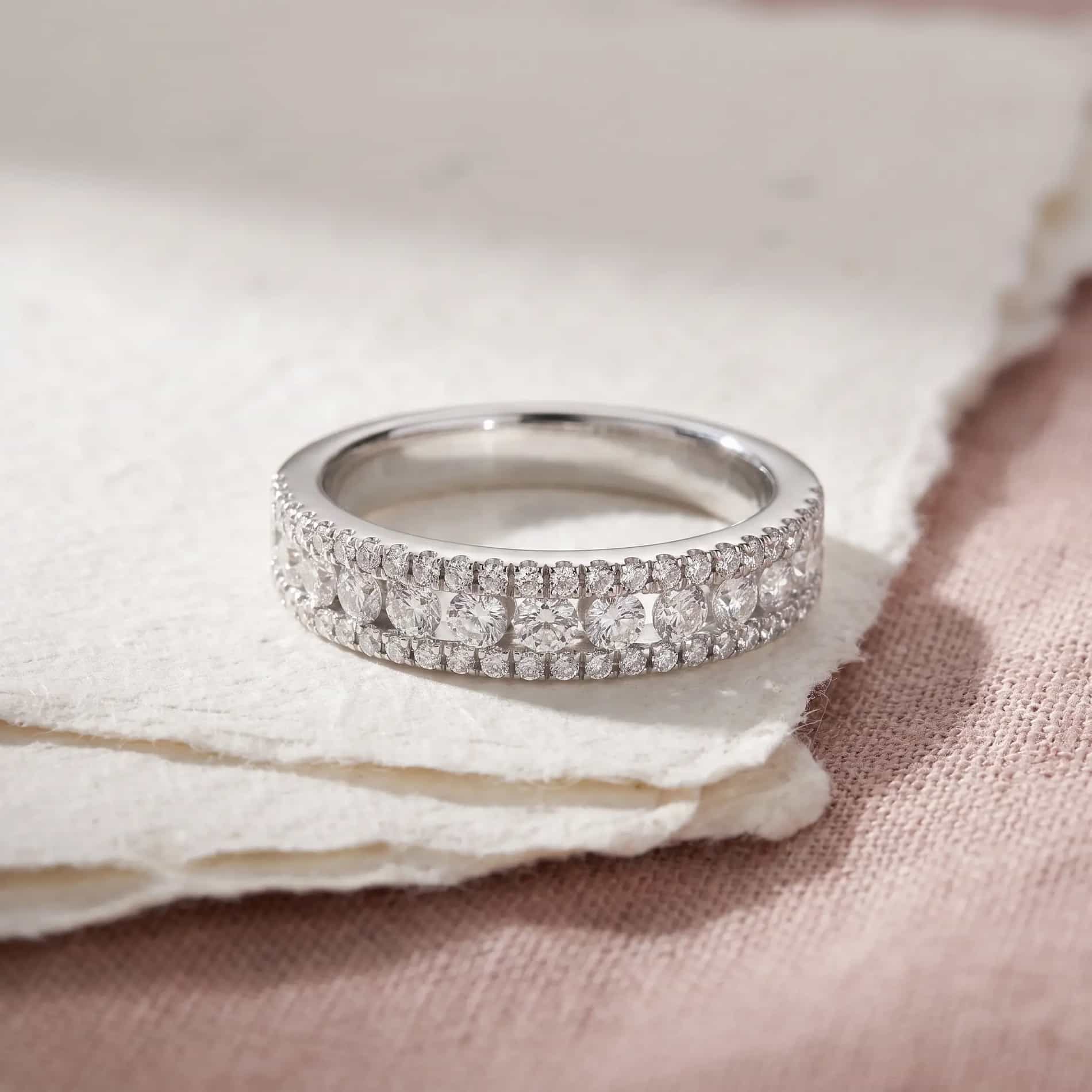 Vanessa alliancering i 18 karat hvidguld med 0,45 carat diamanter på hånd