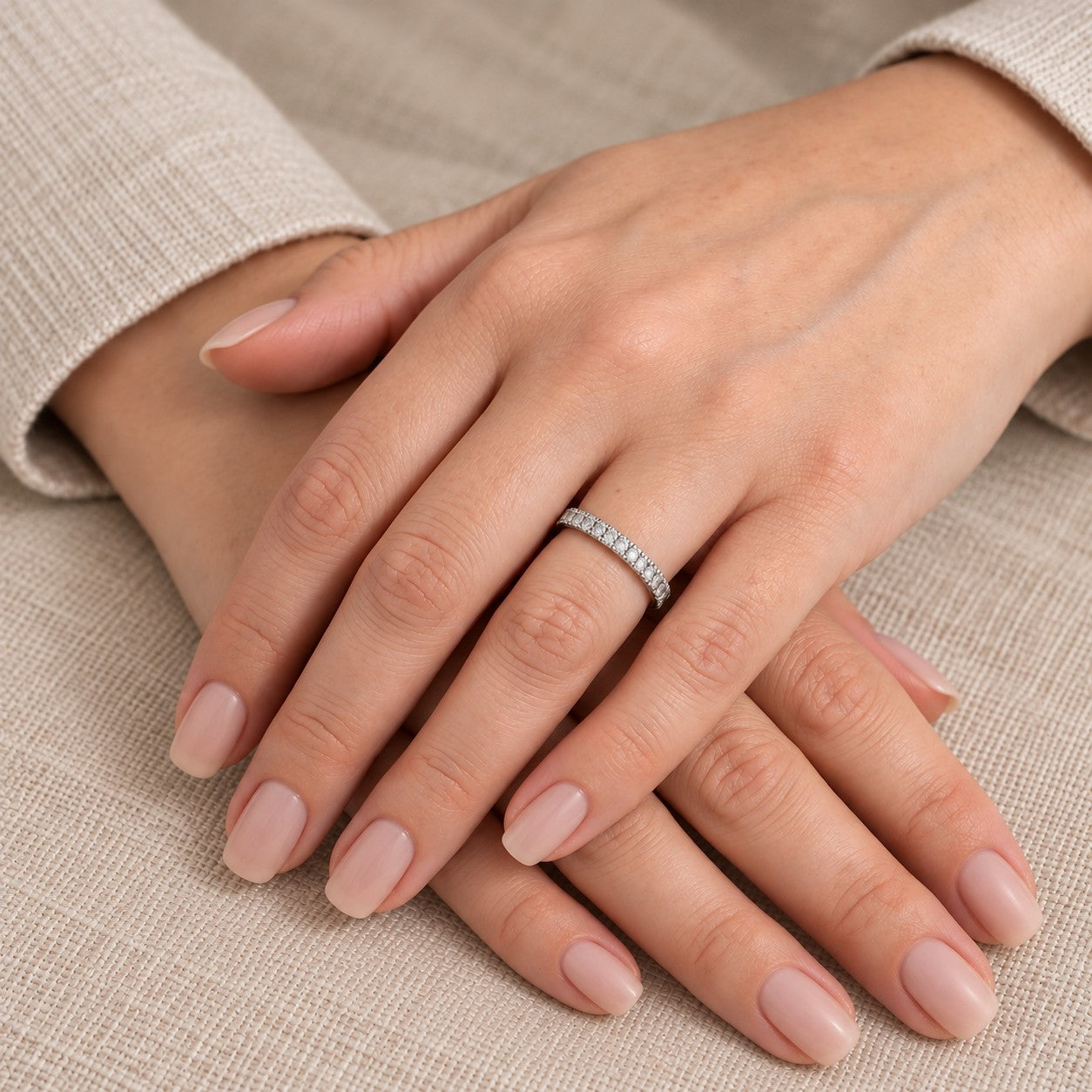 Hænder med Vanessa alliancering i 18 karat hvidguld med 0,45 ct. diamanter