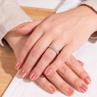 Vanessa alliancering i 18 karat hvidguld med 0,45 carat diamanter set på hånd