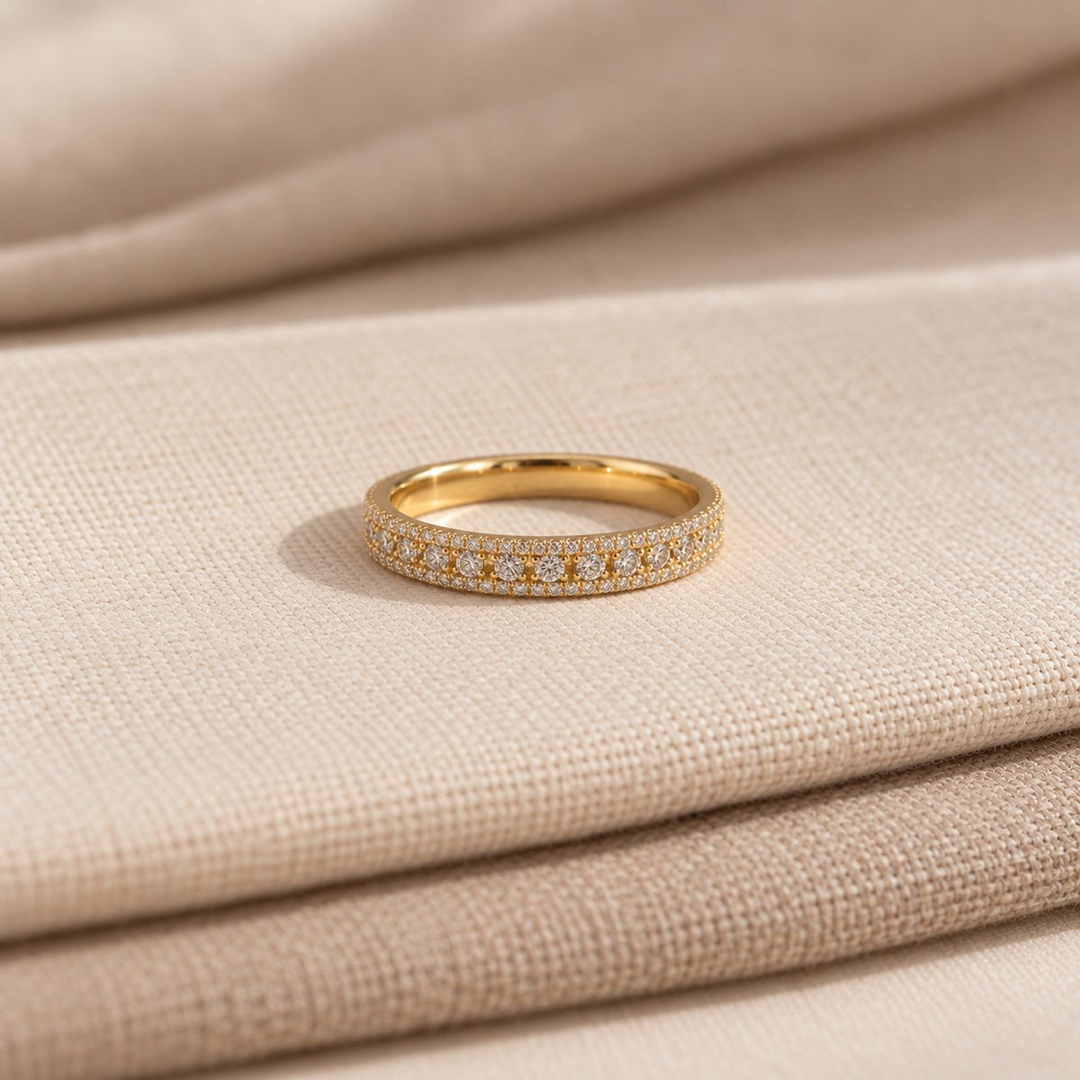 Vanessa alliancering i guld med 0,45 carat diamanter på lyst stof