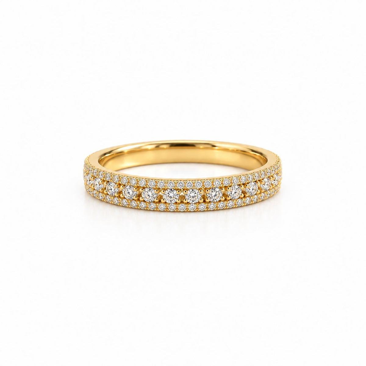 Vanessa alliancering i 18 karat guld med to rækker diamanter på i alt 0,45 carat, hvid baggrund