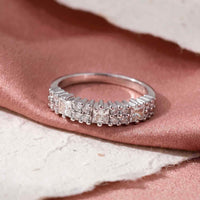 Venice ring i 925 sterlingsølv med klare zirkonia sten på rosa baggrund