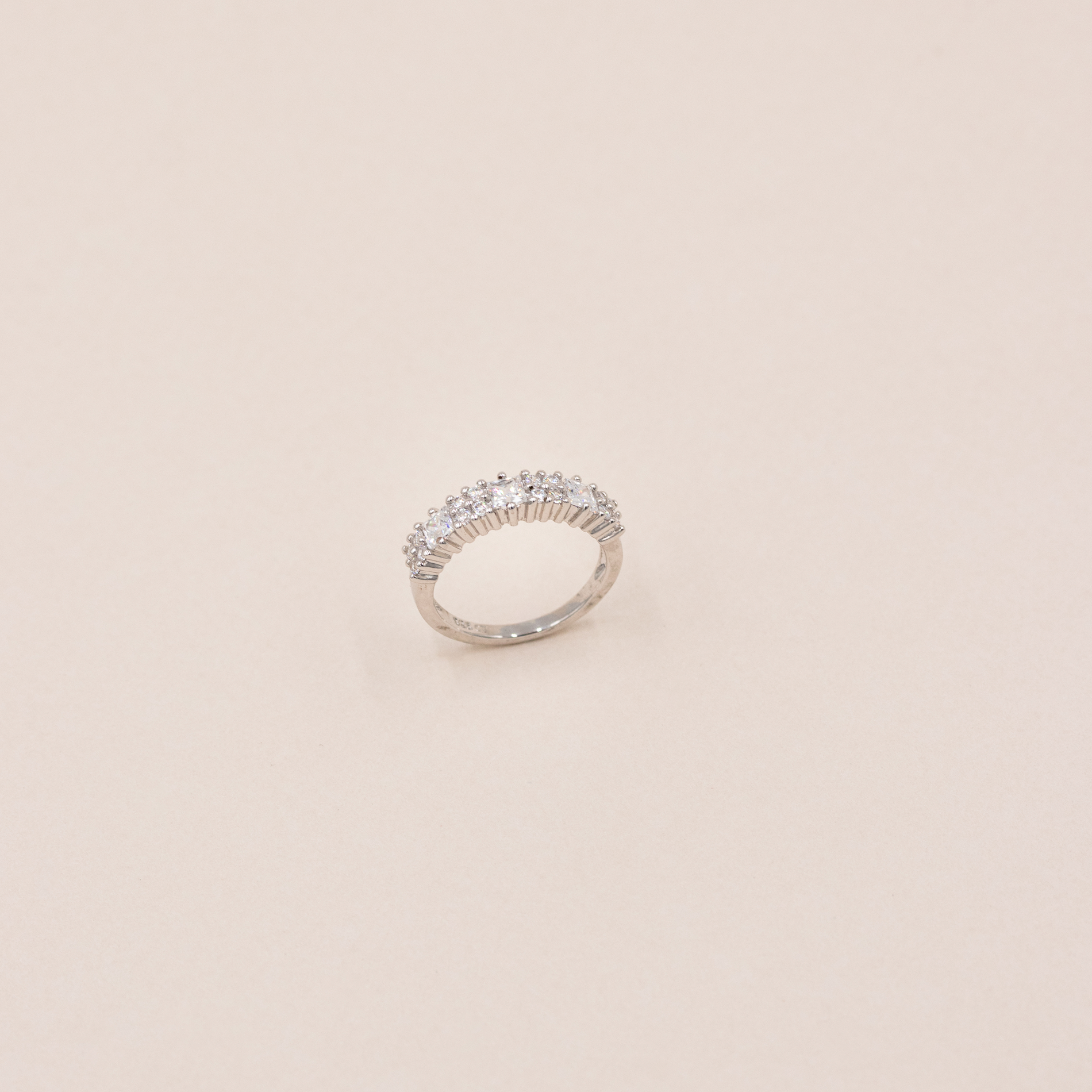 Detaljebillede af Venice ring med kombination af firkantede og runde zirkonia