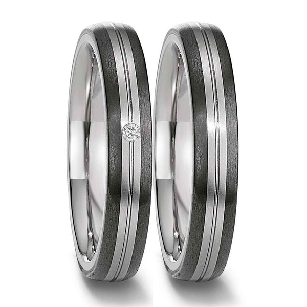 Vielsesringe fra Titan Factory i titanium og carbon. I den ene ring sidder 1 diamant
