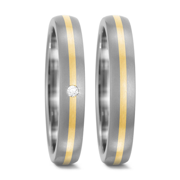 Vielsesringe fra Titan Factory i titanium og 18 karat guld. I den ene ring sidder en diamant