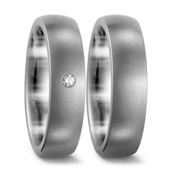 Vielsesringe i titanium med en diamant i den ene ring