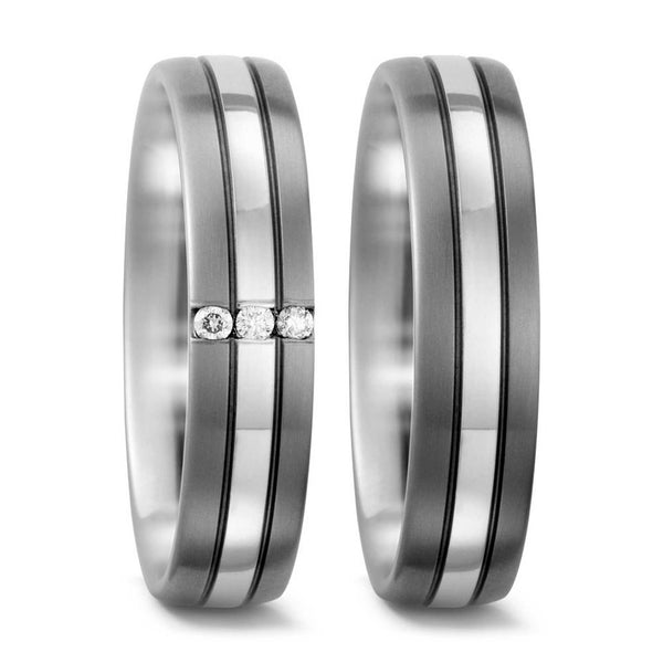 Vielsesringe i titanium og palladium. I den ene ring sidder tre diamanter på tværs