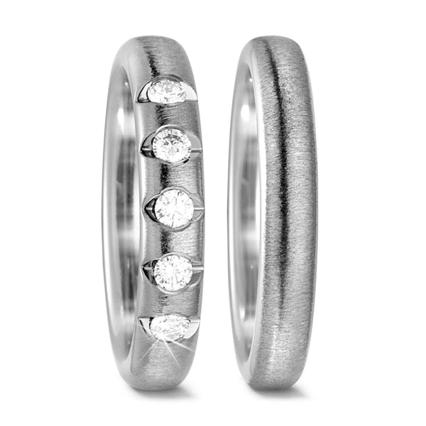 Vielsesringe i titanium med børstet overflade og 5 diamanter i den ene ring