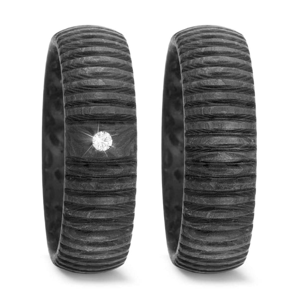 Vielsesringe fra Titan Factory i carbon med 1 diamant i den ene ring