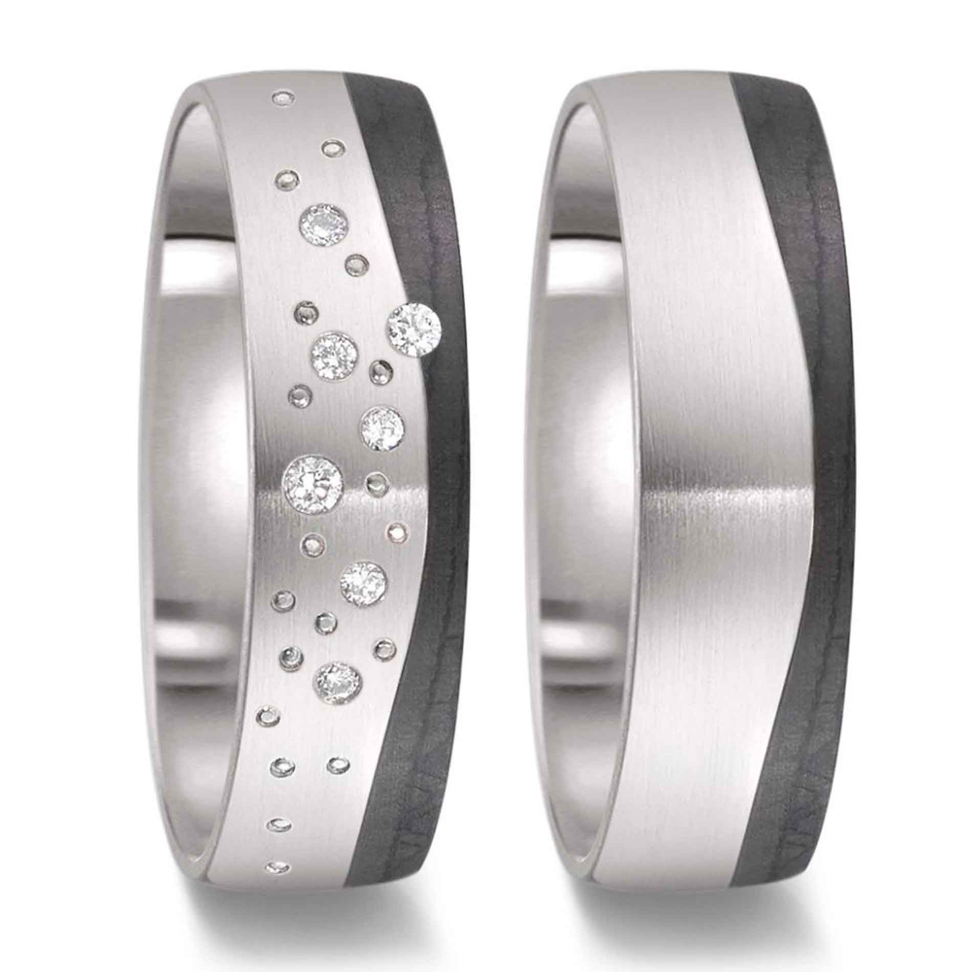 Vielsesringe i titanium og carbon. I den ene ring sidder 7 diamanter i stjernedrys design