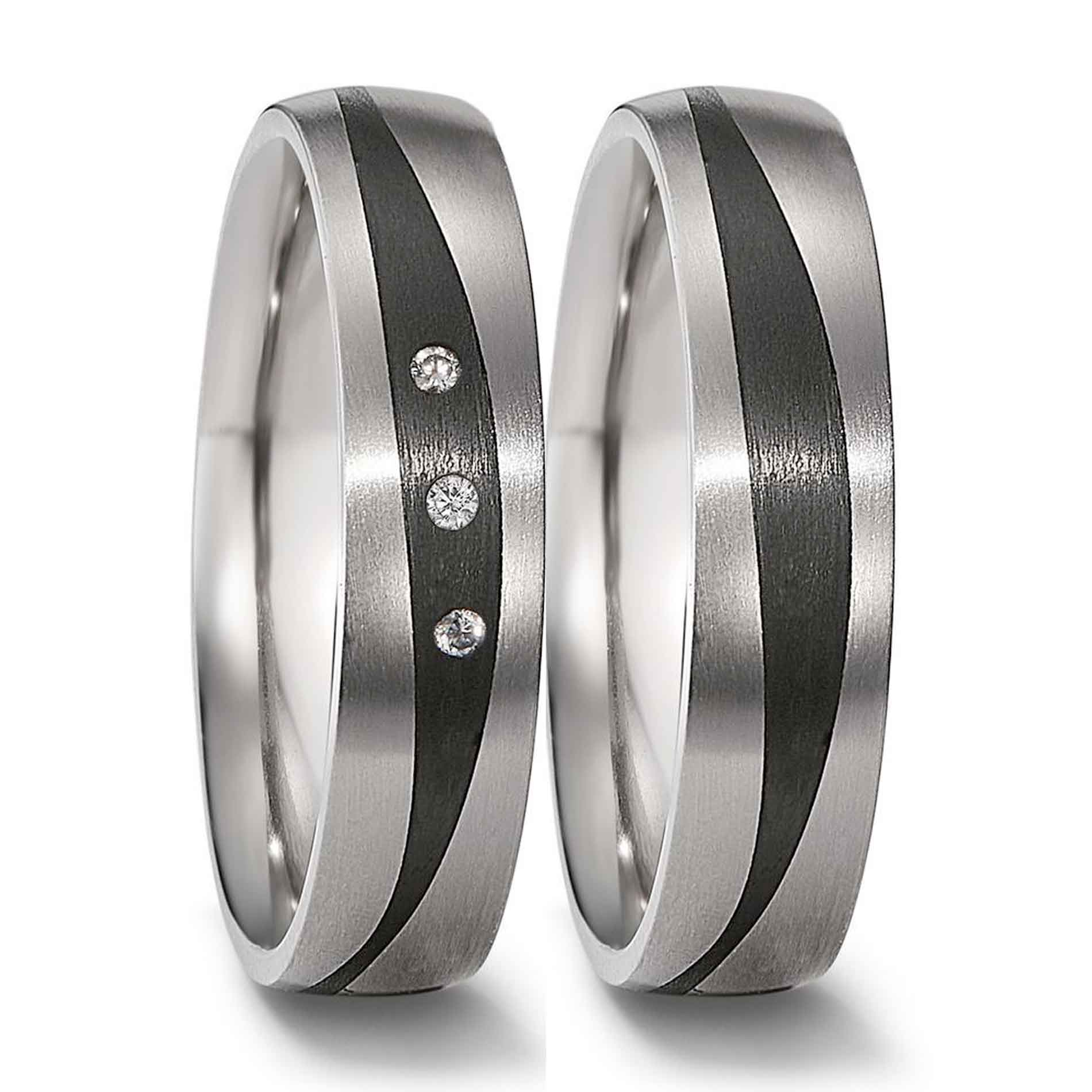 Vielsesringe i titanium og carbon med tre diamanter i den ene ring