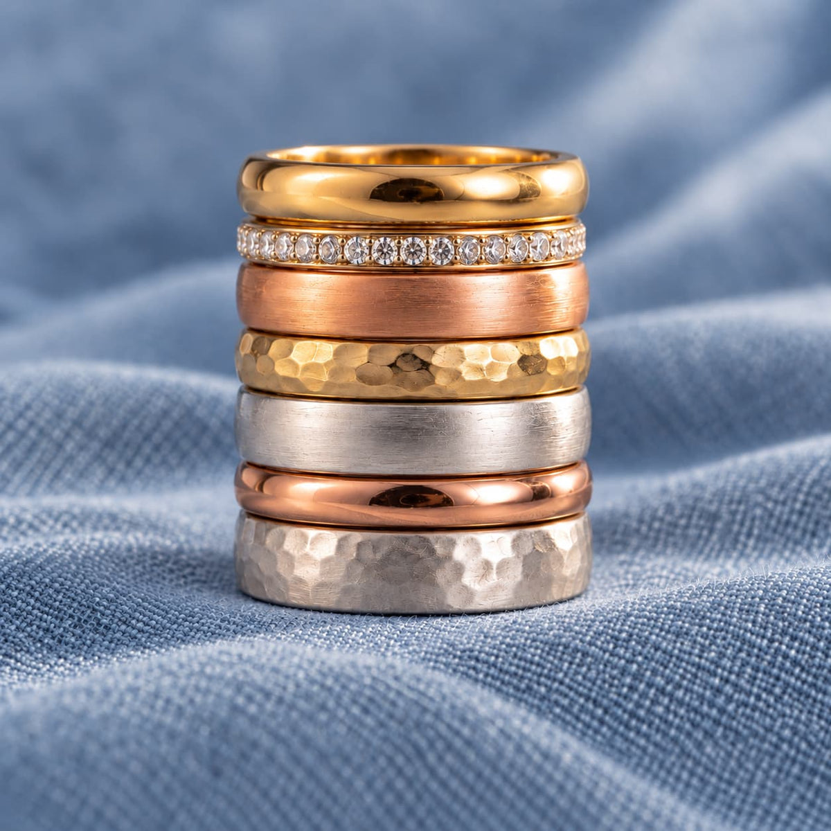 Vielsesringe i guld, rosaguld og hvidguld, glatte, hamrede og med diamanter