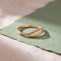 Wave alliancering i 18 karat guld med 14 hvide diamanter på 0,08 carat
