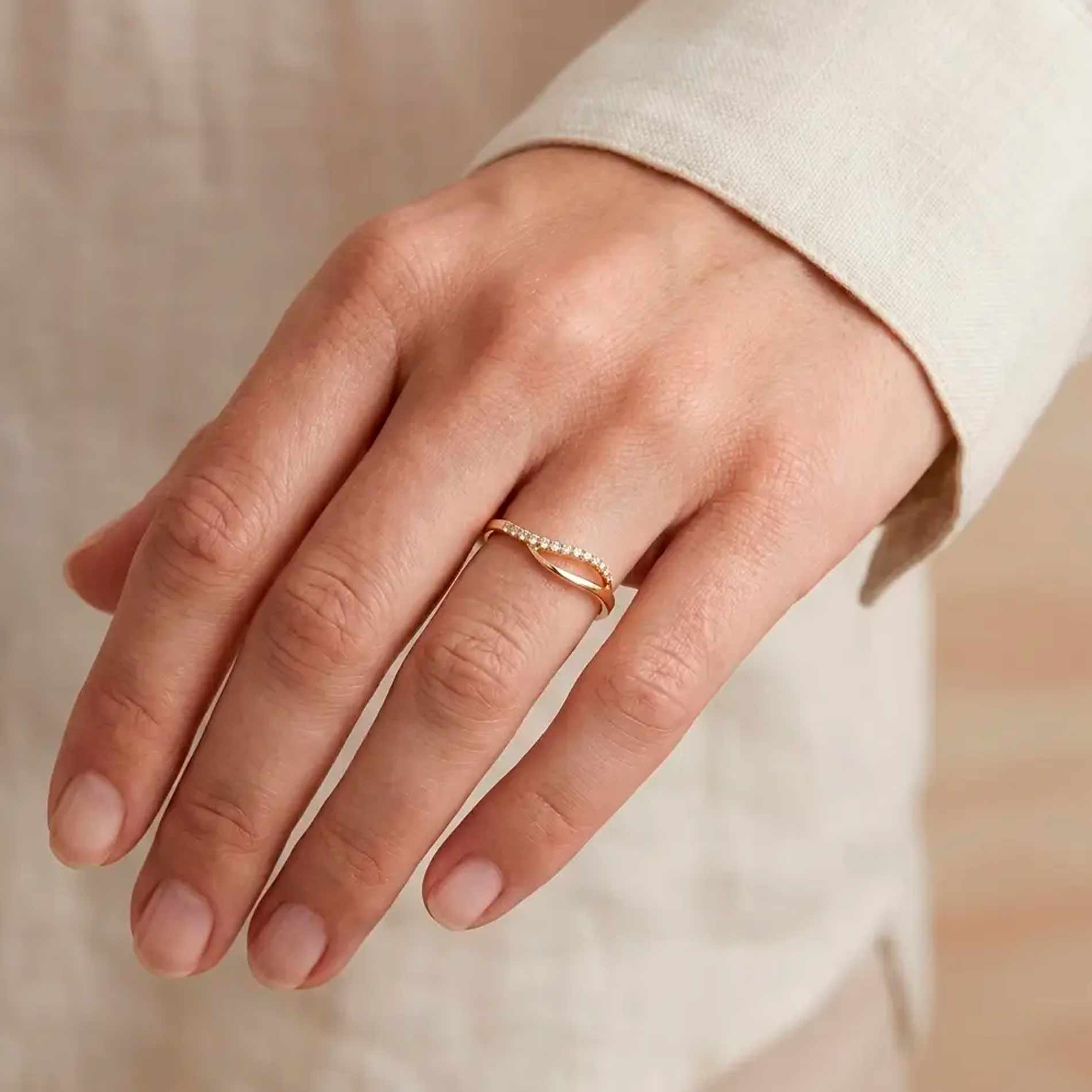 Wave alliancering i 18 karat guld med diamanter båret på finger