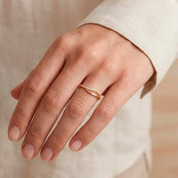 Wave alliancering i 18 karat guld med diamanter båret på finger