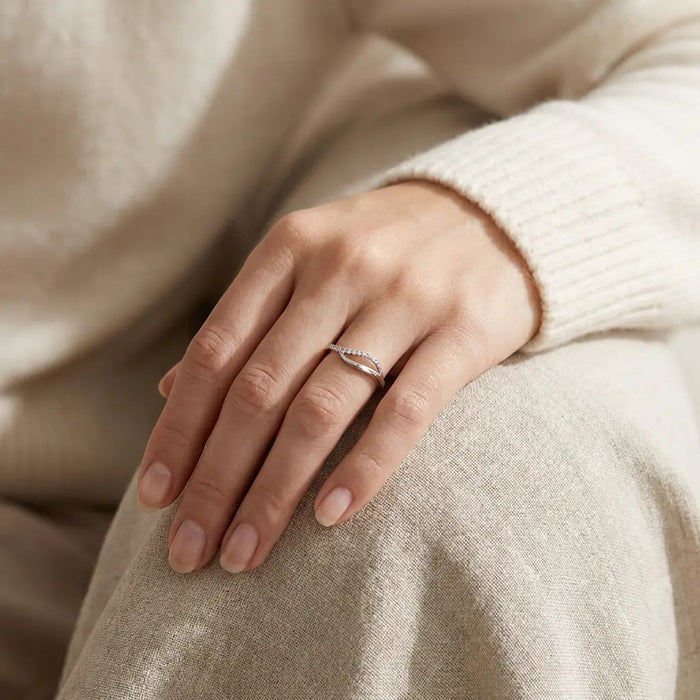 Kvinde i lys strik bærer Wave alliancering i hvidguld med diamanter
