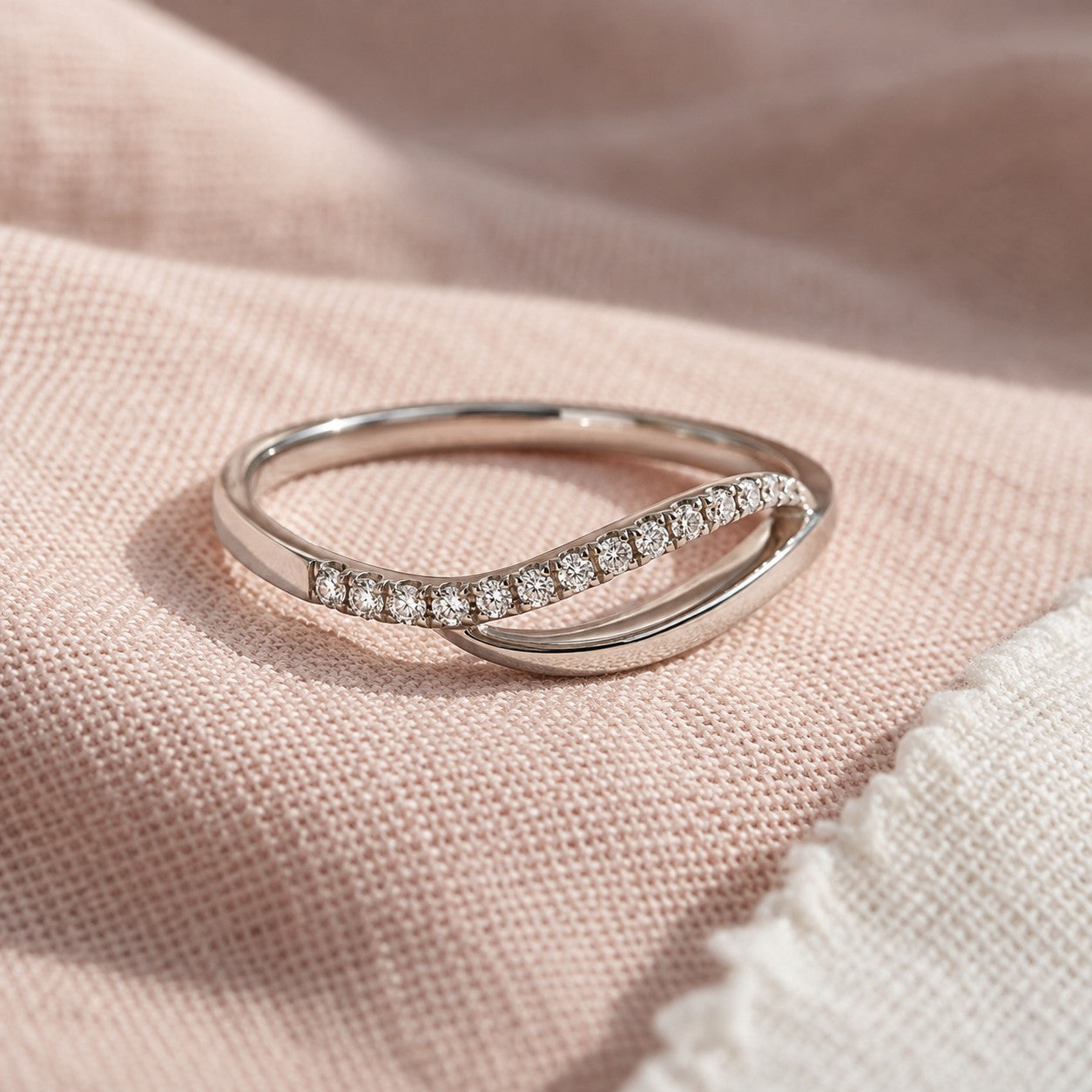 Wave alliancering i hvidguld med 0,08 carat diamanter på lyserødt stof