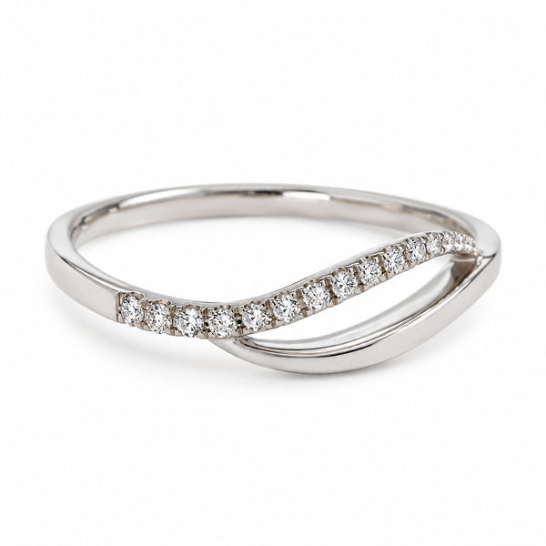 Wave alliancering i 18 karat hvidguld med bølgeformet skinne og 14 diamanter på i alt 0,08 carat, hvid baggrund