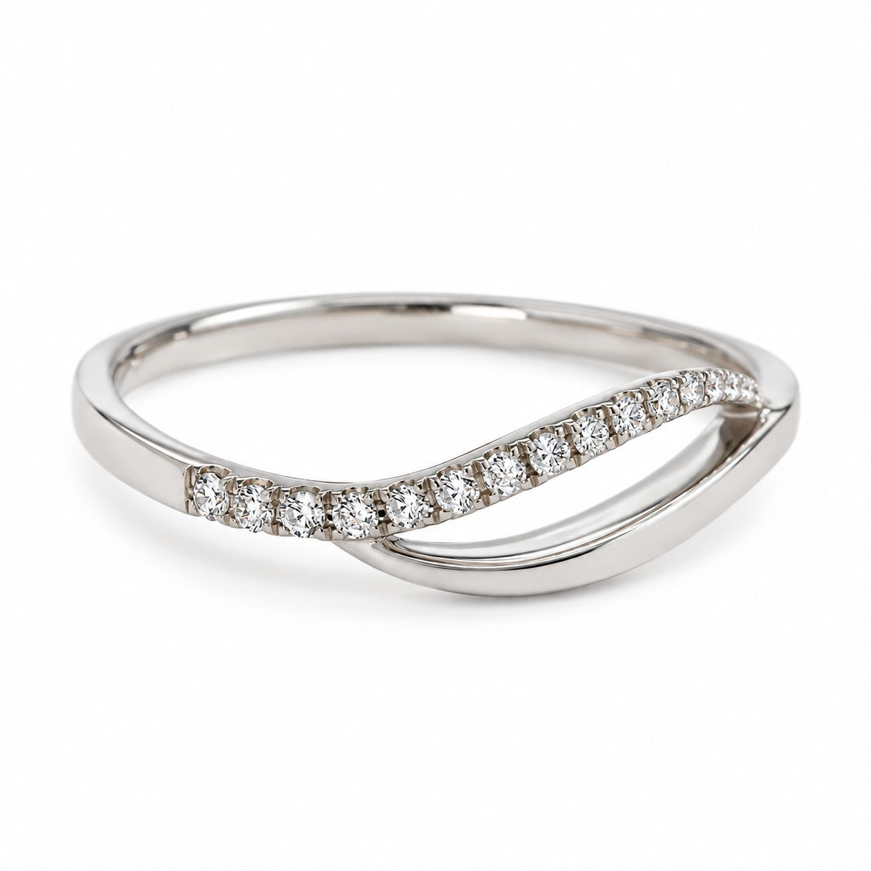 Wave alliancering i 18 karat hvidguld med bølgeformet skinne og 14 diamanter på i alt 0,08 carat, hvid baggrund