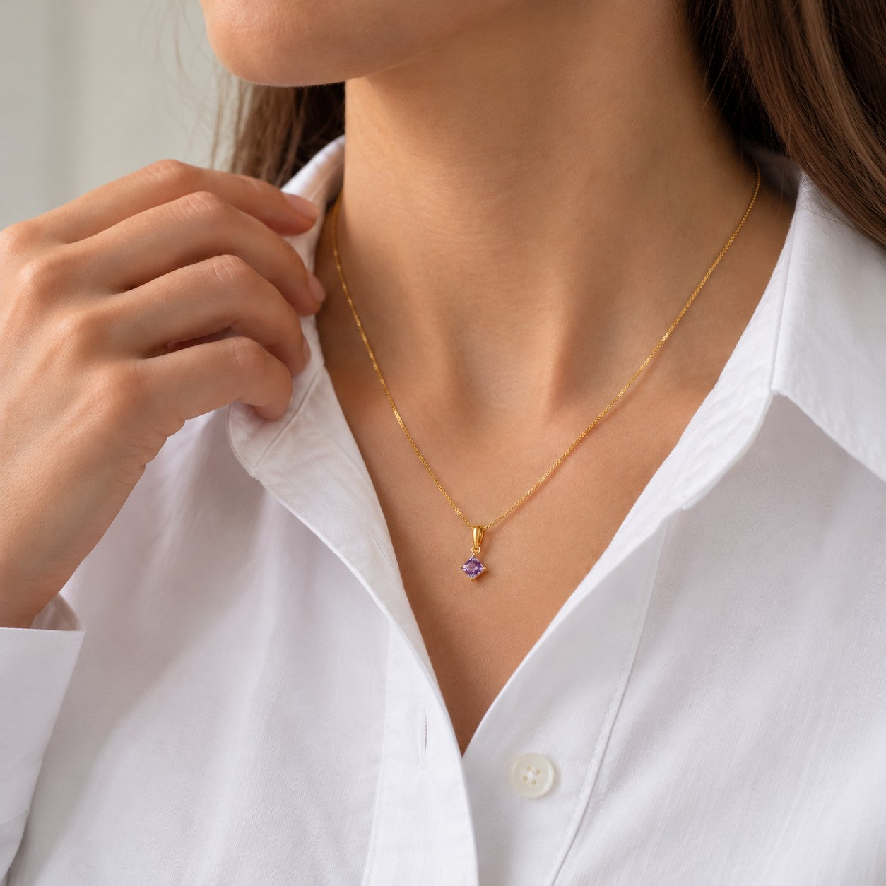 Wilma pink safir vedhæng i 18 kt. guld med diamant båret på hvid skjorte