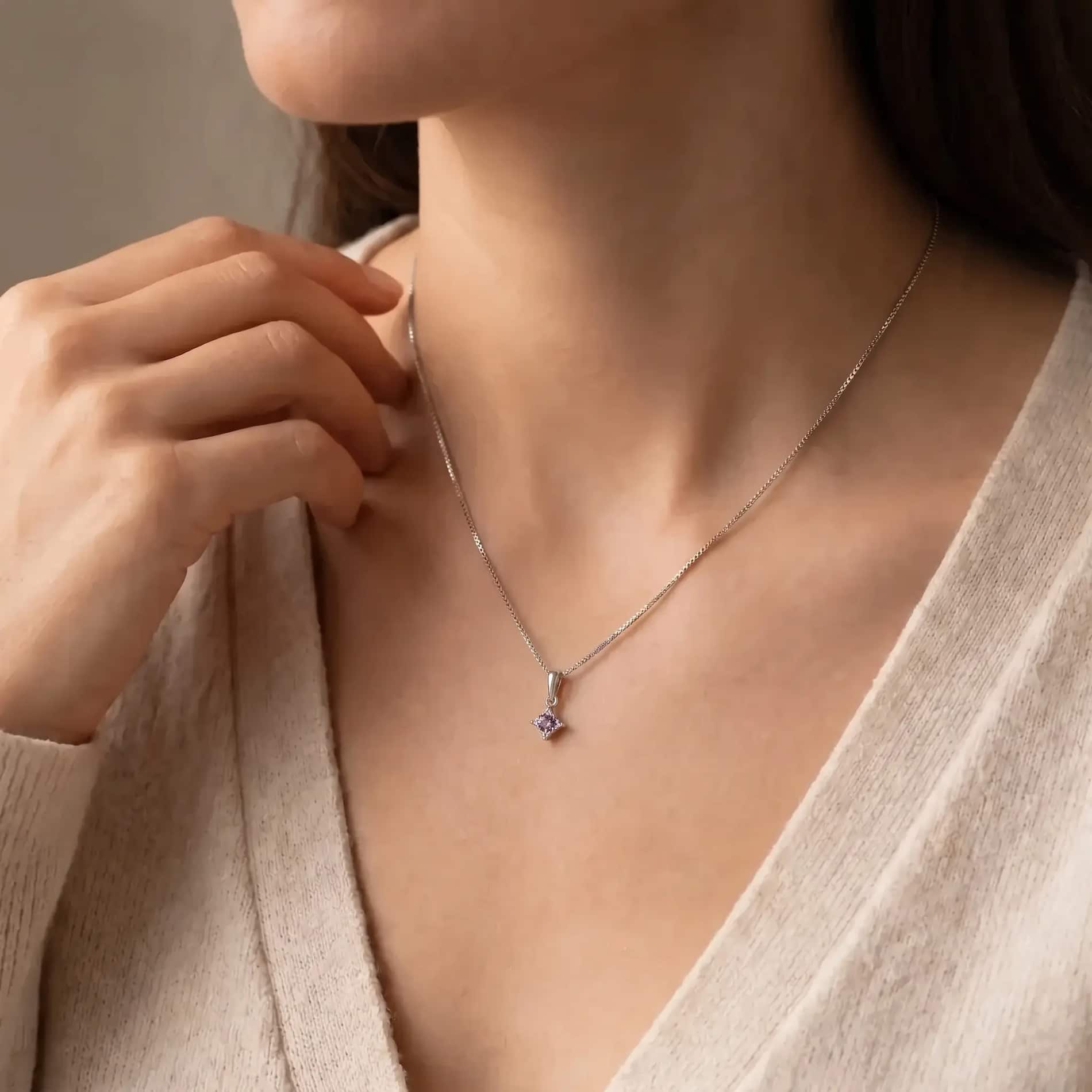 Wilma pink safir vedhæng i 18 karat hvidguld med pink safir og diamanter båret på halsen