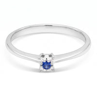 Wilma ring i 18 karat hvidguld med blå safir og fire brillantslebne diamanter, packshot