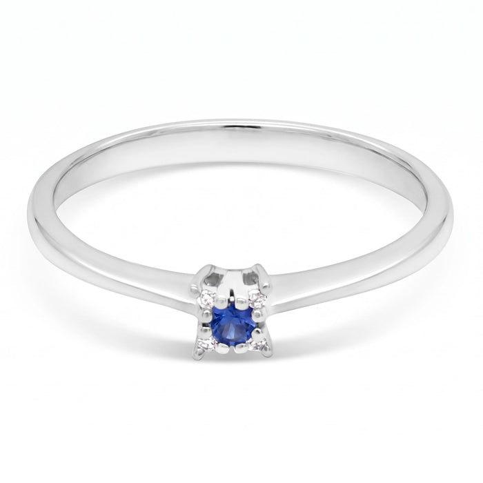 Wilma ring i 18 karat hvidguld med blå safir og fire brillantslebne diamanter, packshot