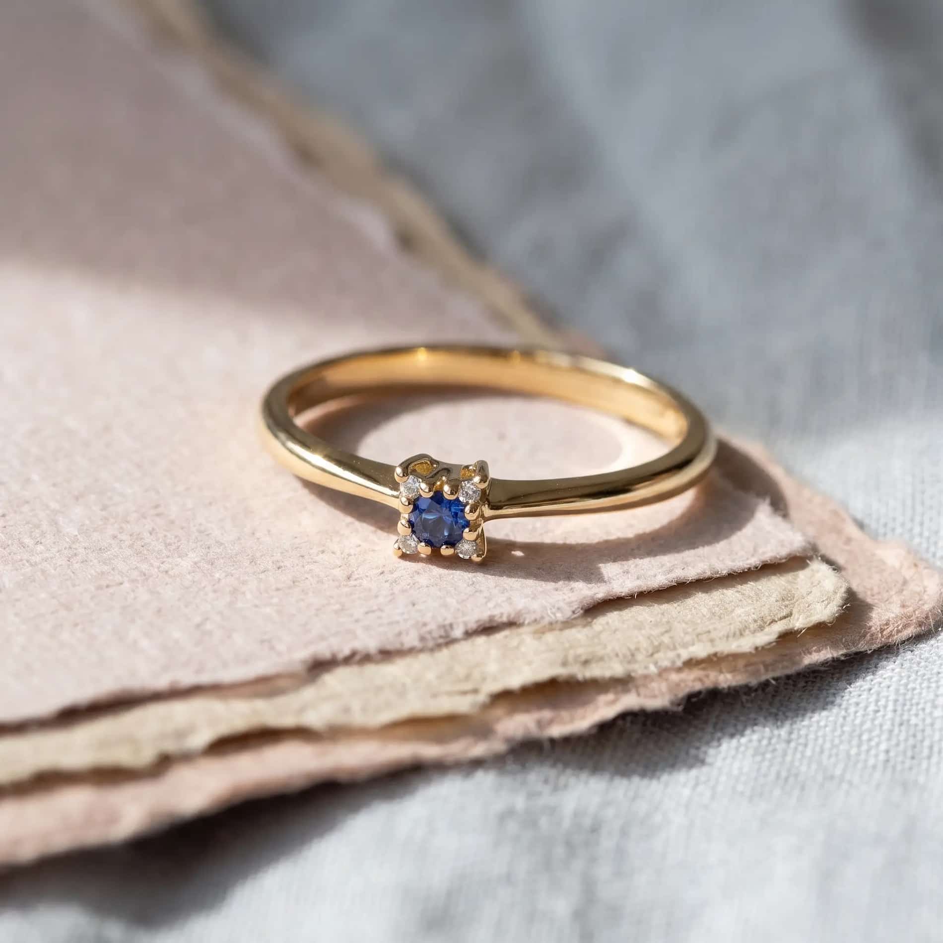 Wilma safir ring i 18 karat guld med blå safir og 0,01 carat hvide diamanter