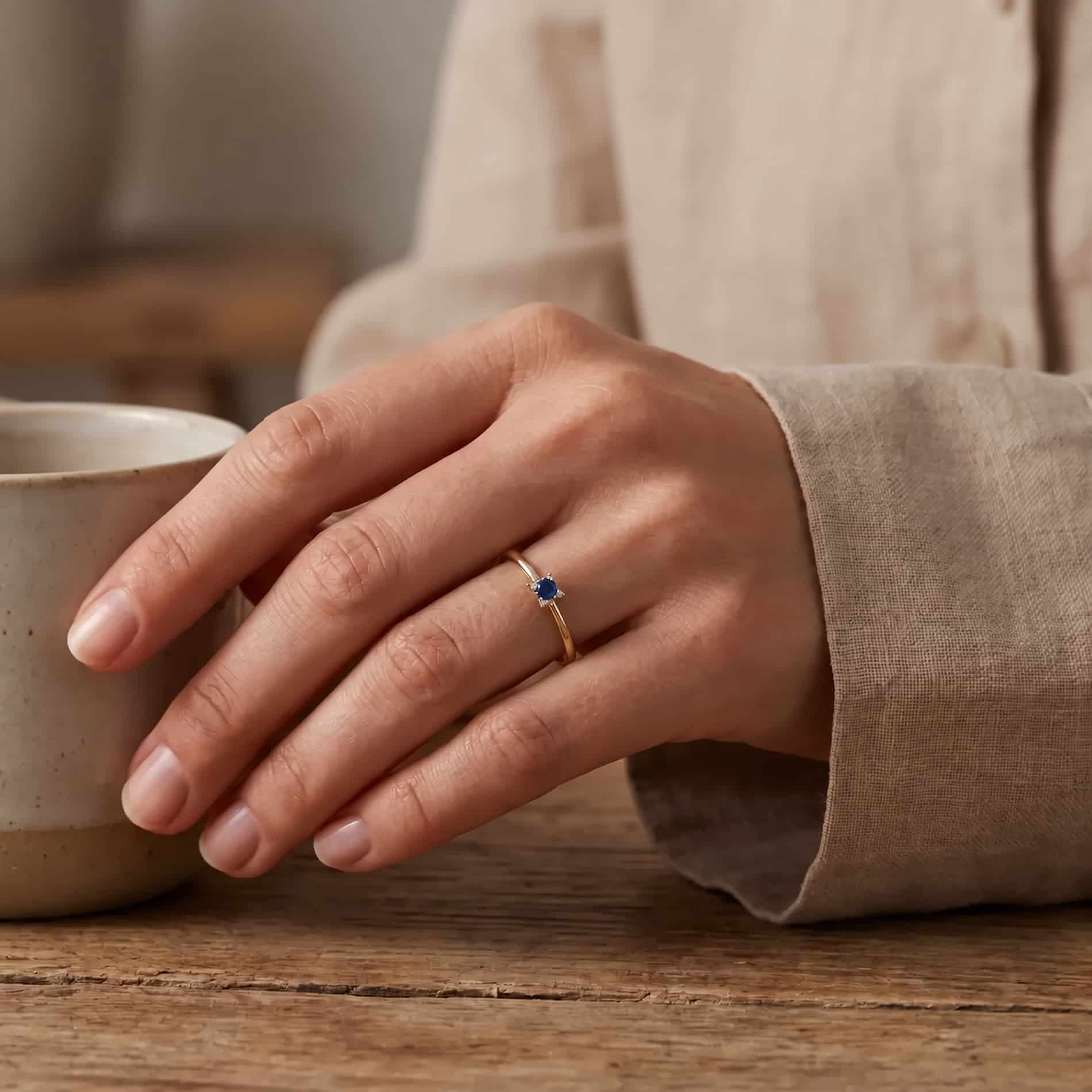Wilma safir ring i 18 karat guld med blå safir og diamanter på hånden
