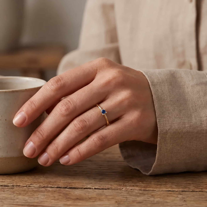 Wilma safir ring i 18 karat guld med blå safir og diamanter på hånden