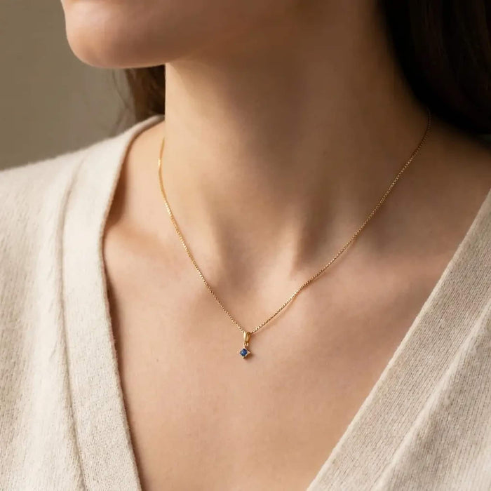 Wilma safir vedhæng i 18 karat guld med blå safir og diamanter båret om halsen