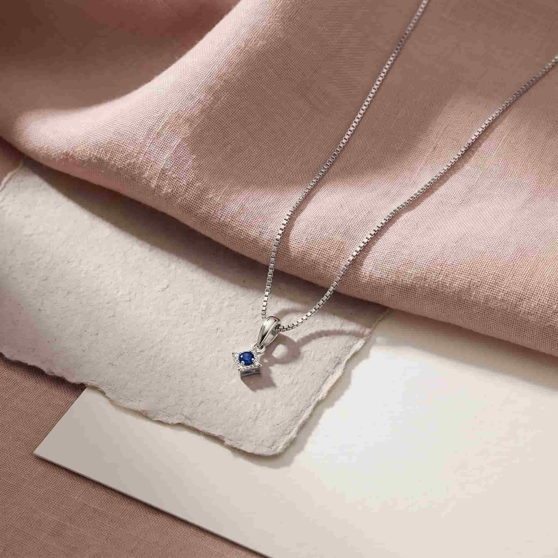 Wilma safir vedhæng i 18 karat hvidguld med blå safir og diamanter