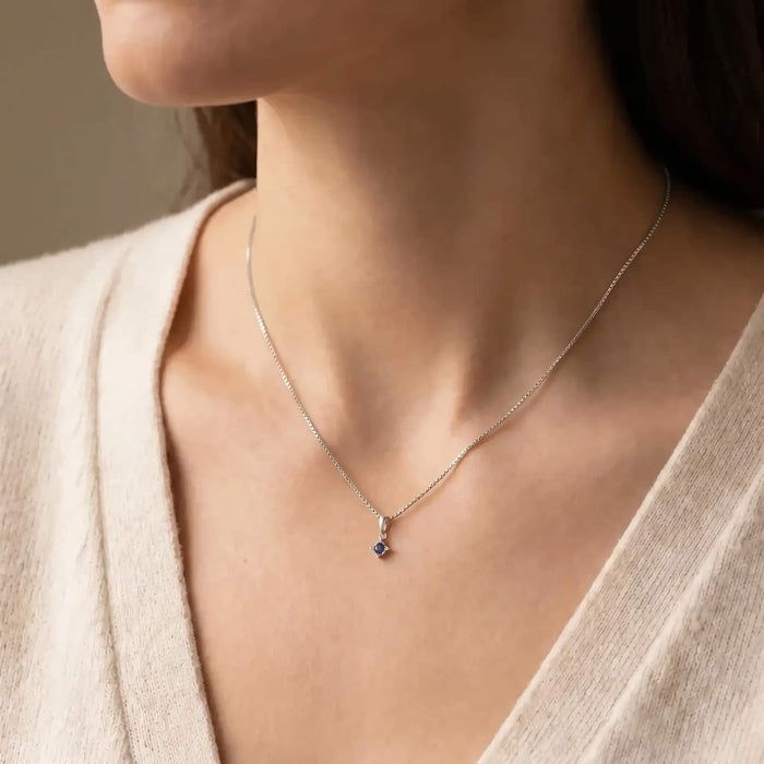 Wilma safir vedhæng i 18 karat hvidguld med blå safir og 0,01 ct diamanter på model