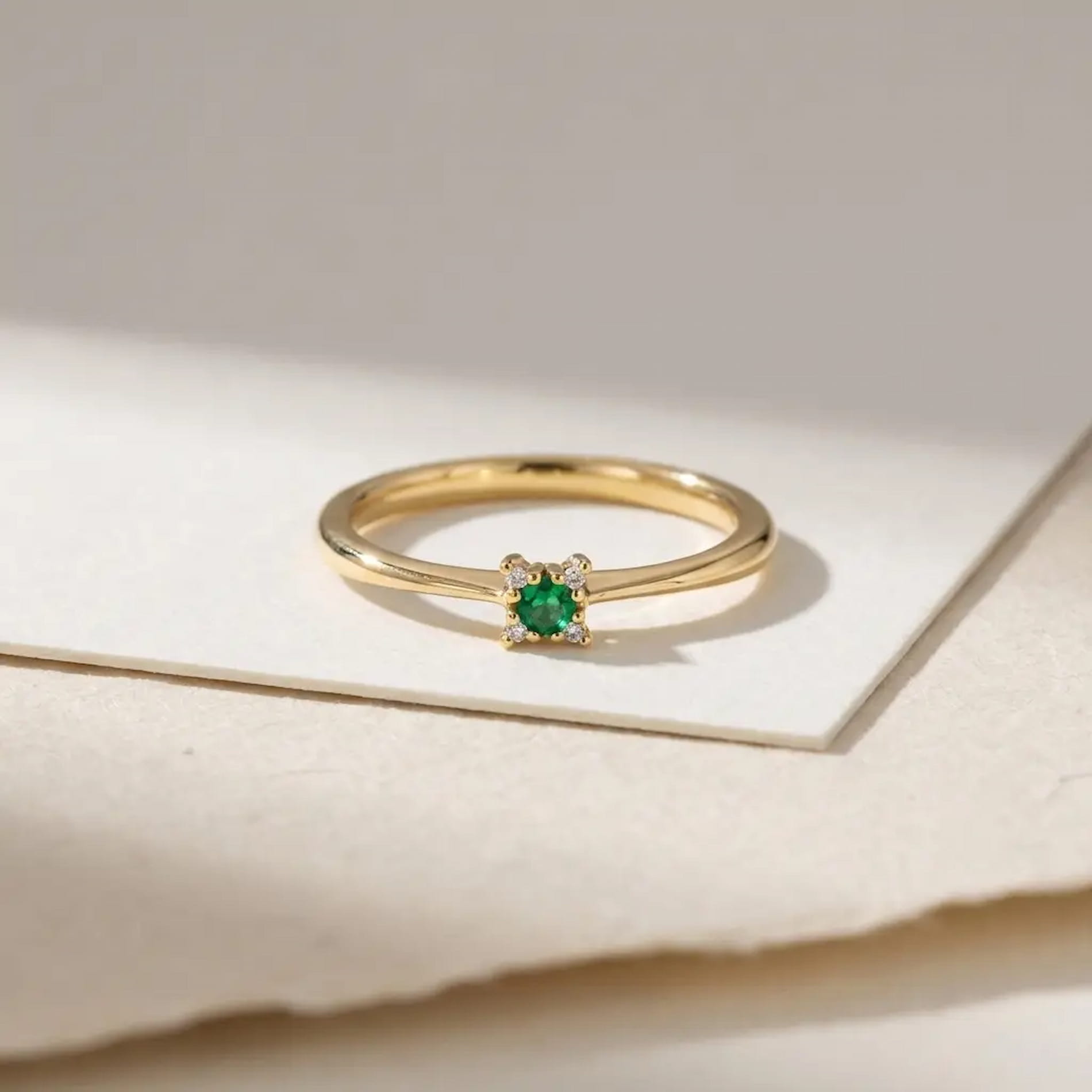 Wilma smaragdring i 18 karat guld med grøn smaragd og 0,01 carat diamanter