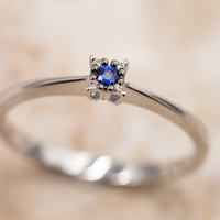 Sideprofil af Wilma ring i 18 kt. hvidguld